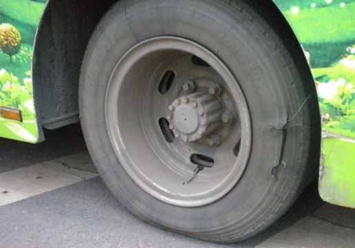 一輛公車一年換10條輪胎，巡察組追查背后貓膩