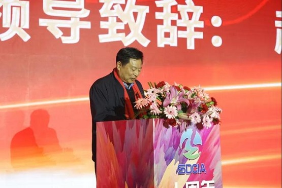 中國涂料工業(yè)協(xié)會副會長趙君在致辭 中國涂料工業(yè)協(xié)會副會長趙君在致辭