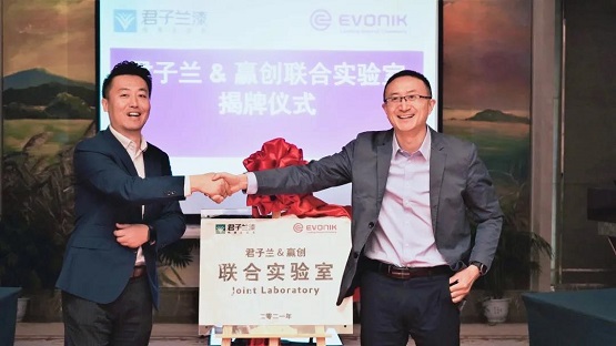 贏創大中華區涂料添加劑業務總監楊華、君子蘭集團副總經理王海軍共同為聯合實驗室揭牌2
