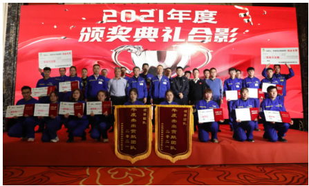導為獲獎者頒發獲獎證書和獎金