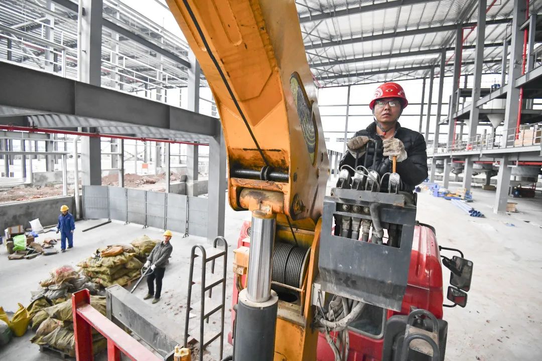 基地項目建設現場，工人正在操控吊機