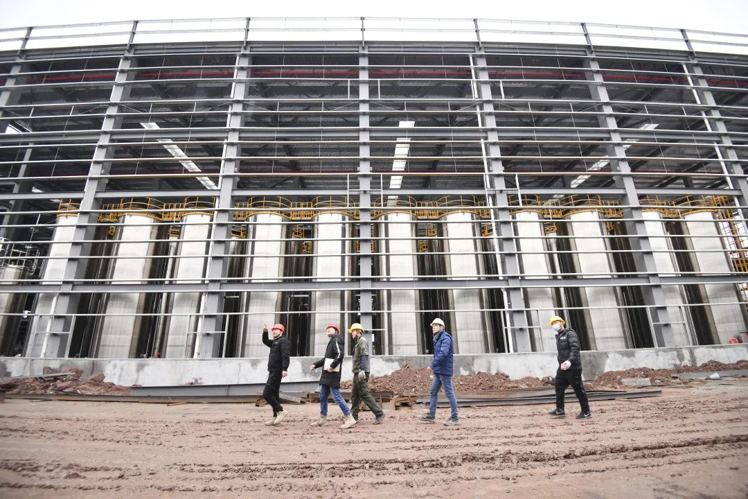 基地項目建設現場，工人在廠房外圍巡視
