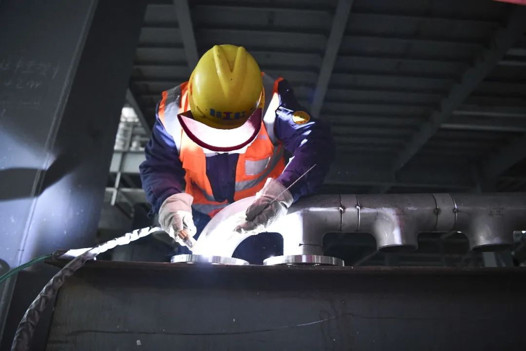 基地項目建設現場，工人正在焊接材料