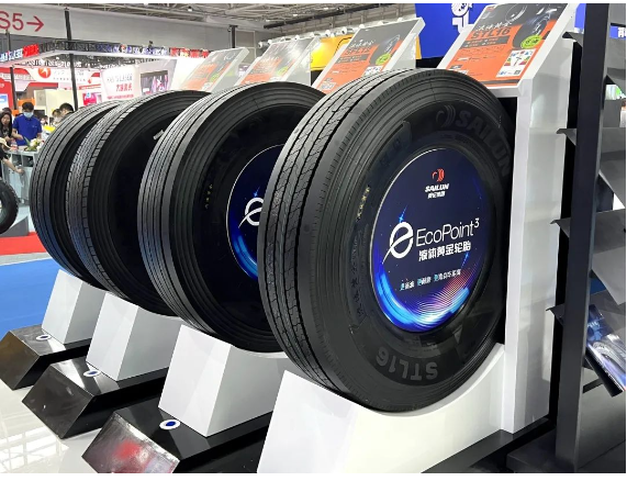 賽輪液體黃金輪胎產品自2021年12月發布以來,率先推向國內市場的液體黃金卡客車胎,節油、舒適、靜音性能突出,收獲廣泛好評。 賽輪液體黃金輪胎產品自2021年12月發布以來,率先推向國內市場的液體黃金卡客車胎,節油、舒適、靜音性能突出,收獲廣泛好評。