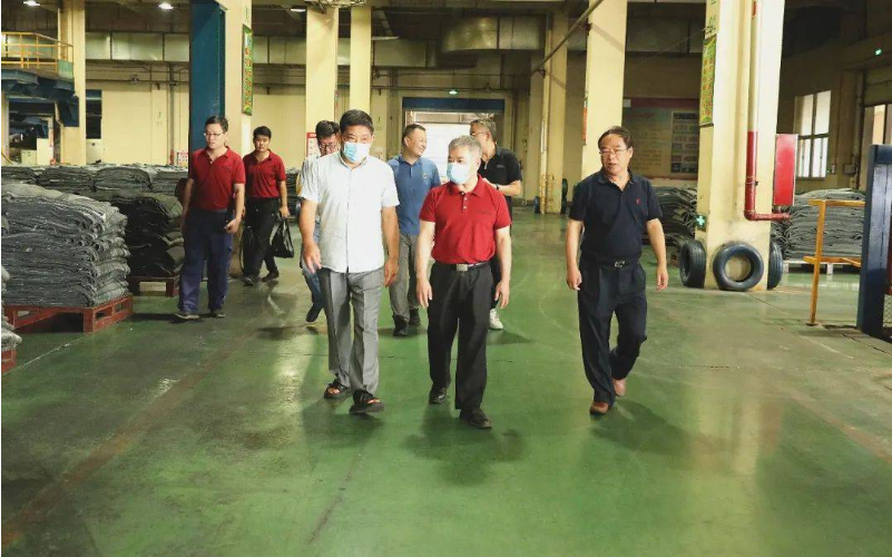 陜西延長石油集團橡膠有限公司副總經理王耀譽一行到豐源輪胎公司參觀交流 陜西延長石油集團橡膠有限公司副總經理王耀譽一行到豐源輪胎公司參觀交流
