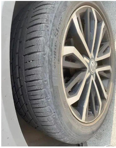 資料顯示，大眾探歌高配車型輪胎是韓泰ventus s1 evo2;低配車型輪胎是韓泰Dynapro hp2。朗逸車型原廠配套輪胎，主要是韓泰OPTIMO k415系列產(chǎn)品。