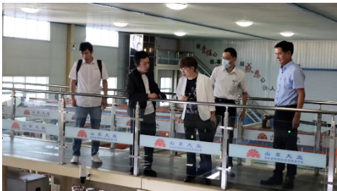雙星集團采購中心總經理許冰，采購中心招標主管武岳，參加此次活動。