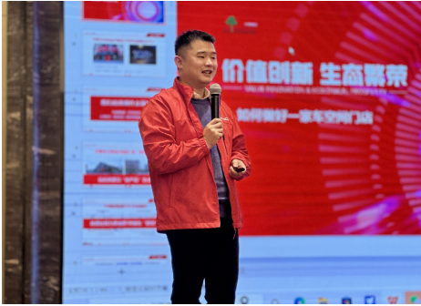 杭州興立得實(shí)業(yè)有限公司總經(jīng)理朱磊為會議致辭,感謝了廣大零售商對公司一如既往的助力和支持,在答謝會上,興立得也為大家準(zhǔn)備了豐厚大禮,回饋給每一位同行的伙伴。他鼓舞零售商在后疫情時代強(qiáng)勢信心,朝陽1號的支持,是面對市場有力的實(shí)力支撐。 杭州興立得實(shí)業(yè)有限公司總經(jīng)理朱磊為會議致辭,感謝了廣大零售商對公司一如既往的助力和支持,在答謝會上,興立得也為大家準(zhǔn)備了豐厚大禮,回饋給每一位同行的伙伴。他鼓舞零售商在后疫情時代強(qiáng)勢信心,朝陽1號的支持,是面對市場有力的實(shí)力支撐。