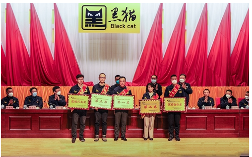 　黑貓集團(tuán)黨委委員盛旺喜宣讀《關(guān)于表彰疫情防控期間突出貢獻(xiàn)先進(jìn)個人的決定》和《關(guān)于表彰二〇二二年度“星級班組”的決定》。黑貓集團(tuán)黨委委員、工會主席胡森立宣讀《關(guān)于表彰二〇二二年度優(yōu)秀企業(yè)、先進(jìn)單位、先進(jìn)集體、標(biāo)兵班組、先進(jìn)生產(chǎn)(工作)者的決定》和黑貓集團(tuán)首屆職工運(yùn)動會獲獎名單。