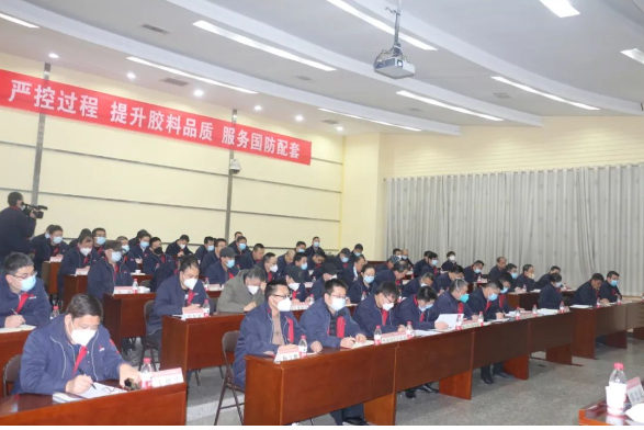 公司副總經理魏穩戰宣讀了2022年安全生產目標責任考核結果及安全風險抵押金兌現決定。總調度長、生產保障部部長程森禮傳達了集團2023年安全生產工作會議精神。延長橡膠、泰國公司和膠布制品分公司分別作了經驗交流發言。