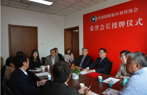 儀式現場，與會其他領導及專家們也同張立群院士及北化工團隊展開了交流與討論。這次頒證儀式是對張立群院士多年來在橡膠材料等方面的研究所做出的認可和肯定，也為中國輪胎循環利用協會的進步和行業發展注入了新的動力。