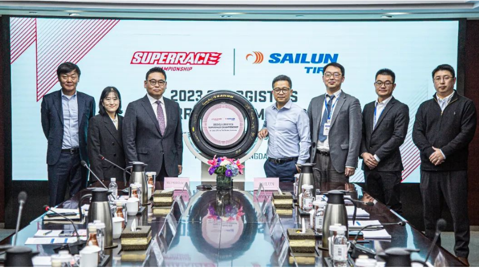 賽輪集團與韓國SUPERRACE公司在青島舉行“2023年CJ LOGISTIC SUPERRACE CHAMPIONSHIP”賽事簽約儀式，賽輪集團成為韓國最大賽事“CJ SUPERRACE GT CLASS”的獨家輪胎供應(yīng)商，這標(biāo)志著賽輪集團賽事胎在國際化市場的開拓上邁出了堅實的一步。