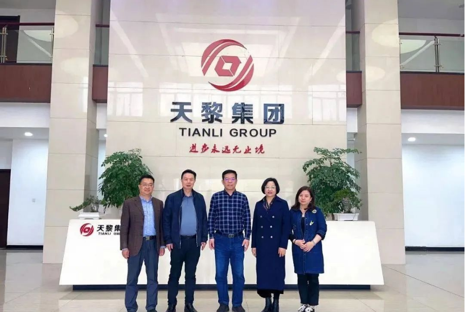 在交流中，李會(huì)長強(qiáng)調(diào)，這次協(xié)會(huì)走基層，訪實(shí)情，共發(fā)力的調(diào)研活動(dòng)到武漢華中強(qiáng)化輪胎公司后感觸頗深，感謝華中強(qiáng)化輪胎公司為協(xié)會(huì)和市場輪胎循環(huán)利用作出的努力和貢獻(xiàn)。