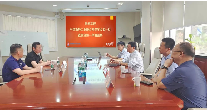 隨后的座談交流環(huán)節(jié)，與會代表就中國涂料行業(yè)實現(xiàn)高質(zhì)量發(fā)展的途徑進(jìn)行了充分討論。中國涂料工業(yè)協(xié)會秘書長劉杰和彩之虹董事長顧天兵也出席了此次考察活動，共同探討行業(yè)未來的發(fā)展方向。
