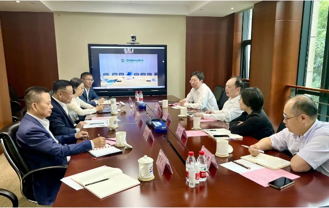 卡博特公司執(zhí)行副總裁、高性能材料業(yè)務(wù)總裁、亞太區(qū)總裁朱戟率領(lǐng)代表團(tuán)與華誼集團(tuán)黨委書記、董事長顧立立等相關(guān)領(lǐng)導(dǎo)進(jìn)行了一次重要的會(huì)晤。雙方在友好的氛圍中深入探討了進(jìn)一步加強(qiáng)合資項(xiàng)目的運(yùn)營與業(yè)務(wù)合作，以及未來潛在合作機(jī)會(huì)等關(guān)鍵議題。