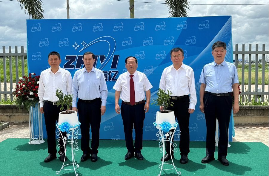 河北省省委常委、石家莊市委書記張超超一行實(shí)地考察了志億鋅業(yè)集團(tuán)在泰國(guó)的生產(chǎn)基地。在交流會(huì)上，張超超書記鼓勵(lì)企業(yè)充分發(fā)揮自身優(yōu)勢(shì)，積極推動(dòng)內(nèi)地企業(yè)“走出去”、做大做強(qiáng)做優(yōu)。