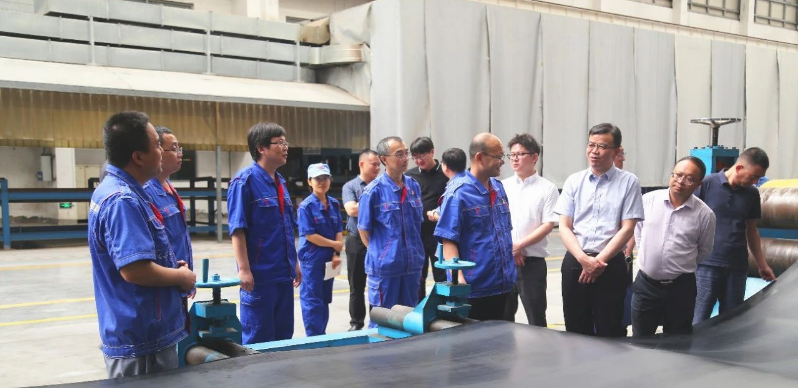 云南省工業(yè)和信息化廳副廳長浦麗合一行于8月11日上午蒞臨青島橡六輸送帶有限公司進(jìn)行考察。此次調(diào)研旨在深入了解青島橡六在橡膠行業(yè)的發(fā)展?fàn)顩r，促進(jìn)合作共贏，推動云南橡膠產(chǎn)業(yè)的騰飛。
