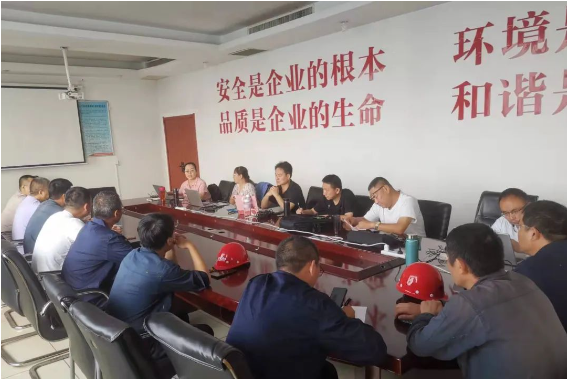 邯鄲黑貓公司特聘安全生產(chǎn)專家團(tuán)隊(duì)前往公司，為其安全生產(chǎn)工作提供指導(dǎo)和幫扶。經(jīng)過對(duì)現(xiàn)場(chǎng)生產(chǎn)車間的深入排查，公司在專家團(tuán)隊(duì)的建議下，積極整改問題，進(jìn)一步加強(qiáng)了安全管理和風(fēng)險(xiǎn)防控措施，以確保員工的安全和生產(chǎn)環(huán)境的穩(wěn)定。