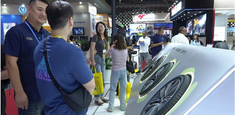 不僅如此，賽輪集團還展示了其液體黃金轎車胎產品家族中的高端定制輪胎產品，即液體黃金彩邊胎。這些輪胎以朱砂紅、孔雀藍、耀金黃和熒光綠等炫彩高顏值的設計，滿足了更多車主的個性化用胎需求。