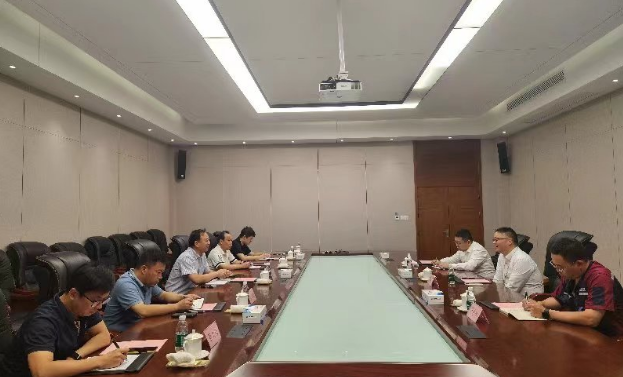 隨后，調(diào)研組一行召開了座談會，圍繞浦林成山近幾年遭受國外貿(mào)易救濟(jì)調(diào)查、應(yīng)對國際貿(mào)易摩擦的情況進(jìn)行交流和探討，指導(dǎo)企業(yè)如何應(yīng)對國際貿(mào)易摩擦，幫助開拓國際市場，規(guī)避貿(mào)易風(fēng)險(xiǎn)。