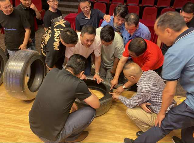 據(jù)了解，駿馬集團(tuán)是江蘇重點(diǎn)企業(yè)集團(tuán)，專注于輪胎骨架材料的生產(chǎn)與經(jīng)營。該集團(tuán)總資產(chǎn)達(dá)12億美元，員工人數(shù)超過6000人，產(chǎn)品主要包括錦綸6浸膠簾子布、錦綸66浸膠簾子布、高模低縮滌綸簾子布和子午胎輪胎鋼簾線，已經(jīng)形成了中國簾子布產(chǎn)能第一、鋼簾線產(chǎn)能前三的規(guī)模。
