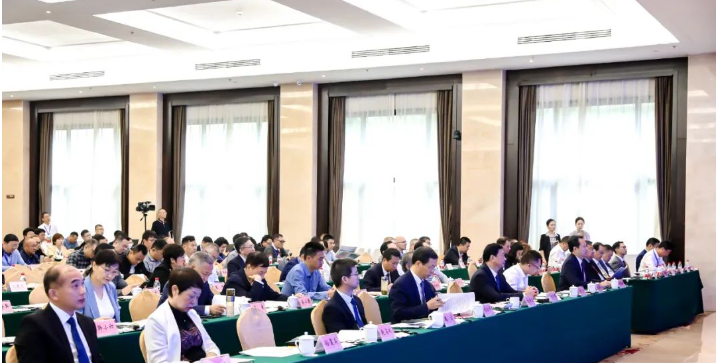會(huì)議上，民族涂料龍頭企業(yè)三棵樹的董事長兼總裁洪杰發(fā)表了《把握機(jī)遇 迎接改變 堅(jiān)定不移走高質(zhì)量發(fā)展道路》的主題報(bào)告，他深入闡述了當(dāng)前涂料行業(yè)所面臨的大變局以及未來的發(fā)展趨勢(shì)，引發(fā)了行業(yè)內(nèi)的廣泛關(guān)注。