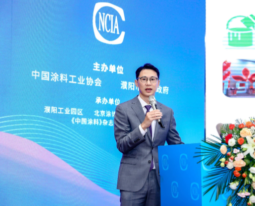大會上，葉氏化工集團的行政總裁葉鈞先生發(fā)表了題為“傳統(tǒng)產(chǎn)業(yè)的新機遇”的精彩演講。他首先回顧了葉氏化工集團過去50年的發(fā)展歷程，該集團專注于化工行業(yè)，如今已成為全球最大的醋酸酯類溶劑廠商、中國排名第一的油墨生產(chǎn)商、中國領(lǐng)先的涂料制造商和汽車潤滑油品牌之一。然而，葉氏化工集團也積極應(yīng)對中國經(jīng)濟新階段的挑戰(zhàn)，采取了一系列措施，以謀求更大的發(fā)展突破。