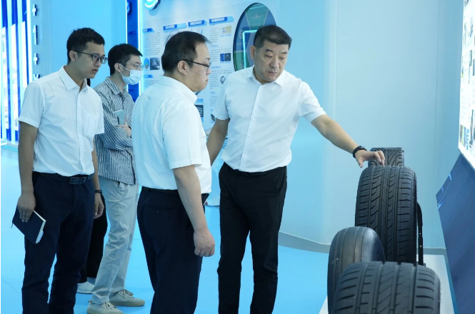 廣汽埃安新能源汽車股份有限公司副總經理鄭純麒率領一支高層代表團于10月12日上午前往黃埔輪胎進行實地考察。黃埔輪胎總經理王林龍親自接待了這次考察團隊。