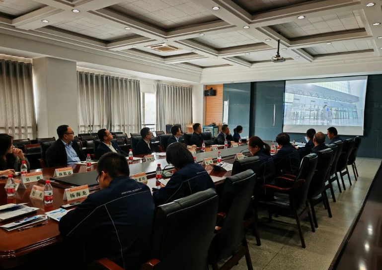 西咸人才集團政策服務部部長趙楠、魔繭科技有限公司副總經理王民、科技服務部部長溫陸宇等一行蒞臨延長橡膠公司，就技術合作事宜進行了座談交流。參與座談的還有延長橡膠公司的技術專家董毛華和研發中心的相關人員。