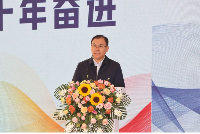 李慶華在發(fā)表致辭時(shí)指出：“卡博特旭陽投產(chǎn)以來的十年，是強(qiáng)強(qiáng)聯(lián)合、優(yōu)勢(shì)相生，創(chuàng)造合作典范的十年。卡博特旭陽不僅成長(zhǎng)為區(qū)域經(jīng)濟(jì)發(fā)展的重要力量，還持續(xù)貢獻(xiàn)于社會(huì)發(fā)展，特別是相關(guān)環(huán)保指標(biāo)處于炭黑行業(yè)全球領(lǐng)先水平?！? width=