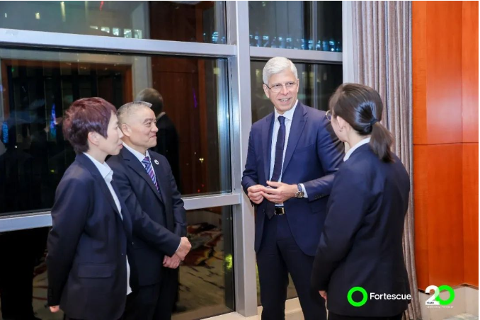 寶通科技與Fortescue me<i></i>tals Group的合作關(guān)系深厚，董事長(zhǎng)包志方曾多次率團(tuán)前往澳大利亞，與Fortescue在珀斯總部和黑德蘭港等地進(jìn)行密切交流，留下了寶通交流團(tuán)的足跡。Fortescue的現(xiàn)場(chǎng)團(tuán)隊(duì)對(duì)寶通的技術(shù)和產(chǎn)品表示高度贊譽(yù)。在2023年，F(xiàn)ortescue的各團(tuán)隊(duì)共三次前來(lái)寶通進(jìn)行訪問(wèn)，雙方就寶通全球化的現(xiàn)場(chǎng)服務(wù)以及新技術(shù)應(yīng)用展開了更深入的探討。特別是在綠色生產(chǎn)和碳中和方面，寶通科技與Fortescue都堅(jiān)定地?fù)碛邢嗤睦砟詈湍繕?biāo)。
