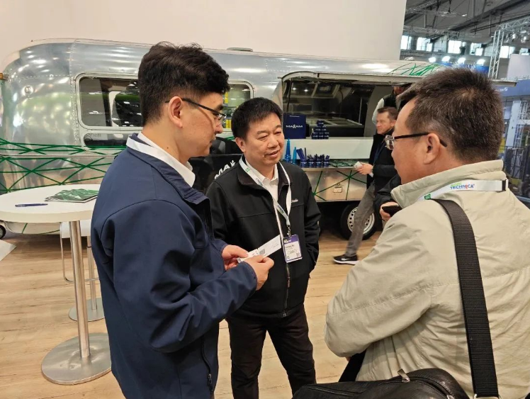 這些硬核技術和產品吸引了眾多主機用戶和終端用戶的目光。賽輪集團總裁謝小紅、銷售中心歐洲區總經理王棟等高層親臨展會，與全球客戶和行業同仁展開了深入的交流與洽談。